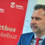 Der Cottbuser Oberbürgermeister Tobias Schick (SPD) äußert sich nach dem mutmaßlichen rechten Angriff auf ein alternatives Wohnprojekt besorgt. (Archivbild)