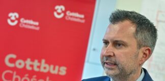 Der Cottbuser Oberbürgermeister Tobias Schick (SPD) äußert sich nach dem mutmaßlichen rechten Angriff auf ein alternatives Wohnprojekt besorgt. (Archivbild)