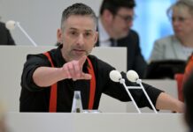 Im zweiten Wahlgang zog der SPD-Abgeordnete Uwe Adler in die Parlamentarische Kontrollkommission des Landtags ein. 