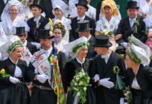 Seit 50 Jahren feiert das Lausitz-Dorf Heinersbrück den sorbischen Brauch des Hochzeitszugs.
