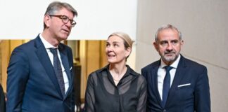 Kulturstaatsminister Wolfram Weimer (l-r), Marion Ackermann und Hermann Parzinger kommen zur Verabschiedung von Parzinger als Präsident der Stiftung Preußischer Kulturbesitz und Amtseinführung seiner Nachfolgerin in das Neue Museum.