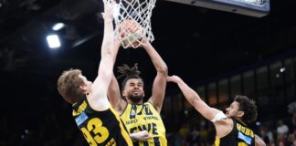 Norris Agbakoko (M) kann sich gut unterm Korb durchsetzen
