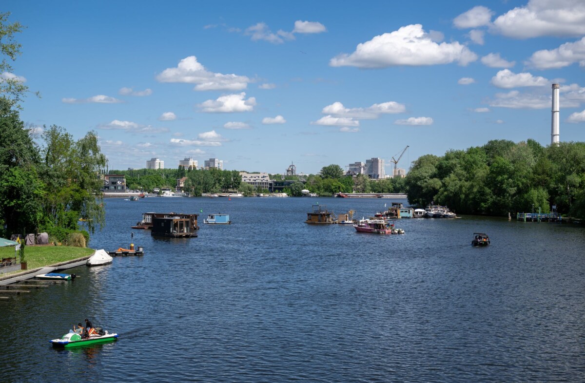 Sonniges Wetter in Berlin Die Woche beginnt in Berlin und Brandenburg mit viel Sonne - bis zur Wochenmitte steigen die Temperaturen auf 23 Grad.
