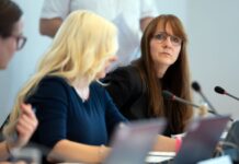 Brandenburgs Innenministerin Katrin Lange (SPD, rechts) hat mit der Entlassung des Verfassungsschutzchefs politischen Streit ausgelöst und muss Kritik hinnehmen. 