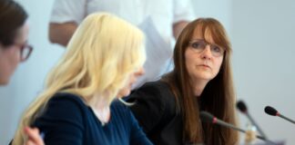 Brandenburgs Innenministerin Katrin Lange (SPD, rechts) hat mit der Entlassung des Verfassungsschutzchefs politischen Streit ausgelöst und muss Kritik hinnehmen. 