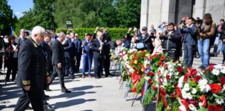 Der russische Botschafter Netschajew legt am Sowjetischen Ehrenmal in Berlin-Tiergarten einen Kranz nieder.
