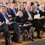 Margot Friedländer sitzt während einer Gedenkveranstaltung im Roten Rathaus neben dem Regierenden Bürgermeister Kai Wegner (CDU). 
