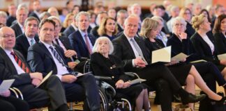 Margot Friedländer sitzt während einer Gedenkveranstaltung im Roten Rathaus neben dem Regierenden Bürgermeister Kai Wegner (CDU). 