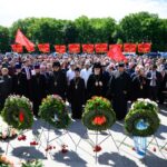 Rund 1.200 Menschen demonstrieren pro Russland am sowjetischen Ehrenmal. 