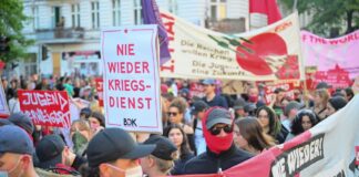 Bei der abendlichen Demonstration am 1. Mai in Berlin-Kreuzberg und Neukölln nahm die Polizei Dutzende Menschen wegen Störungen fest.