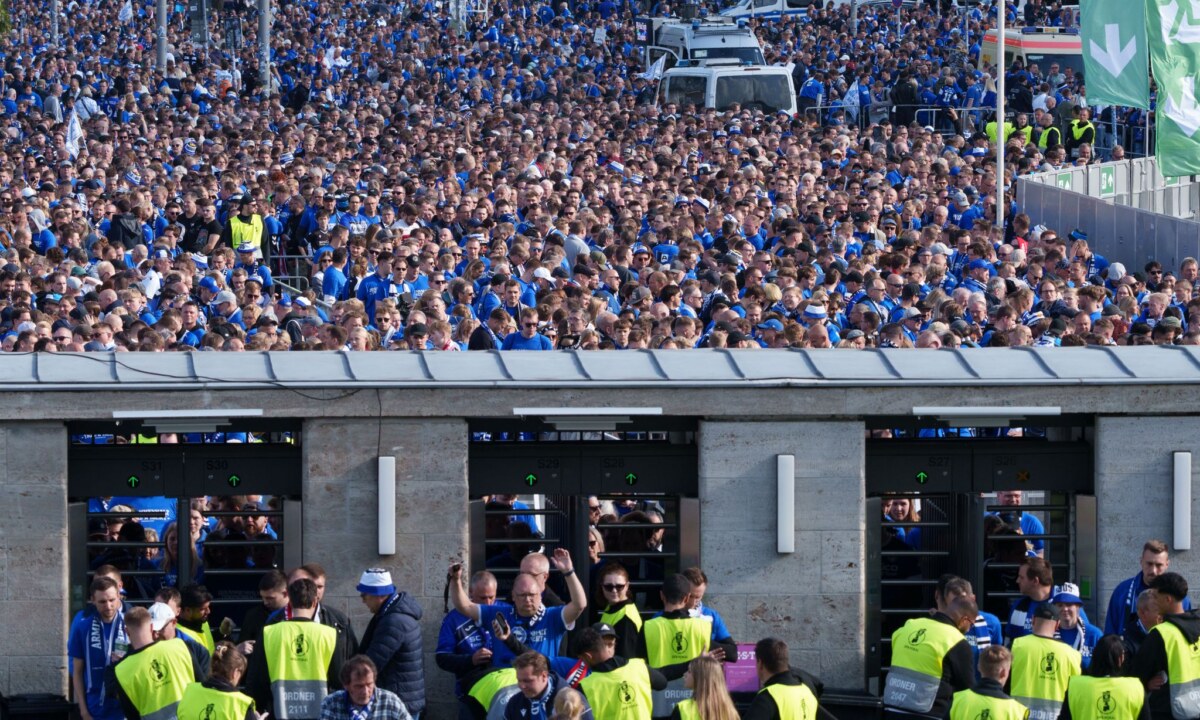 Arminia Bielefeld - VfB Stuttgart Die Probleme beim Einlass der Bielefeld-Fans werden aufgearbeitet, kündigte der Berliner Senat an.