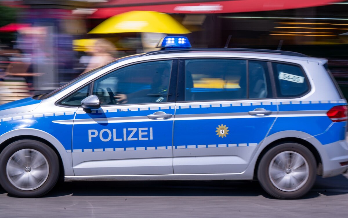 Polizeiauto mit Blaulicht Zwei junge Menschen wurden bei einem Unfall in Berlin verletzt. (Symbolbild)