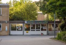 In einer Grundschule in Berlin-Spandau hat ein 13-Jähriger mit einem Messer auf einen Mitschüler eingestochen.