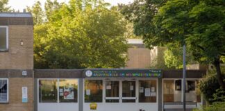 In einer Grundschule in Berlin-Spandau hat ein 13-Jähriger mit einem Messer auf einen Mitschüler eingestochen.
