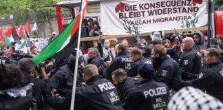 Polizisten nehmen bei einer propalästinensischen Demonstrationen zum 77. Nakba-Tag einen Teilnehmer fest. 