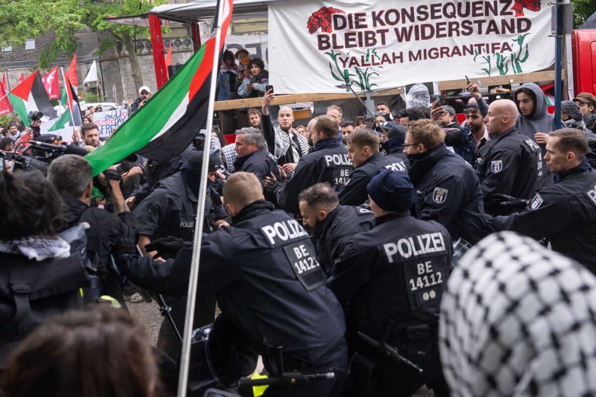 Propalästinensische Demonstrationen zum 77. Nakba-Tag Polizisten nehmen bei einer propalästinensischen Demonstrationen zum 77. Nakba-Tag einen Teilnehmer fest.