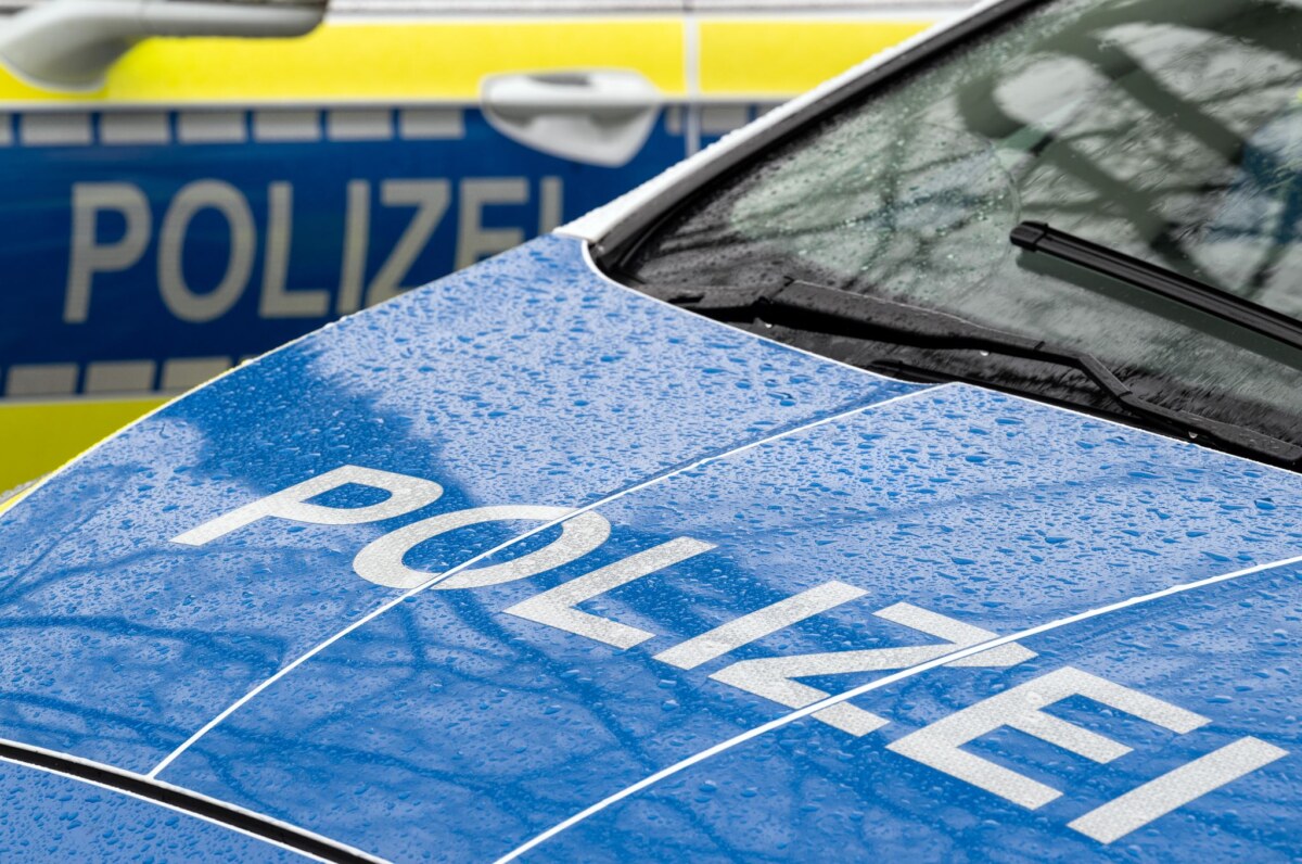 Polizei-Einsatz Unbekannte haben ein Hakenkreuz und Siegrunen in die Eingangstür einer Kirche geritzt. (Symbolbild)