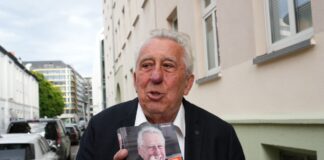 Der frühere DDR-Staatsratschef Egon Krenz hat den letzten Band seiner Autobiografie vorgestellt.