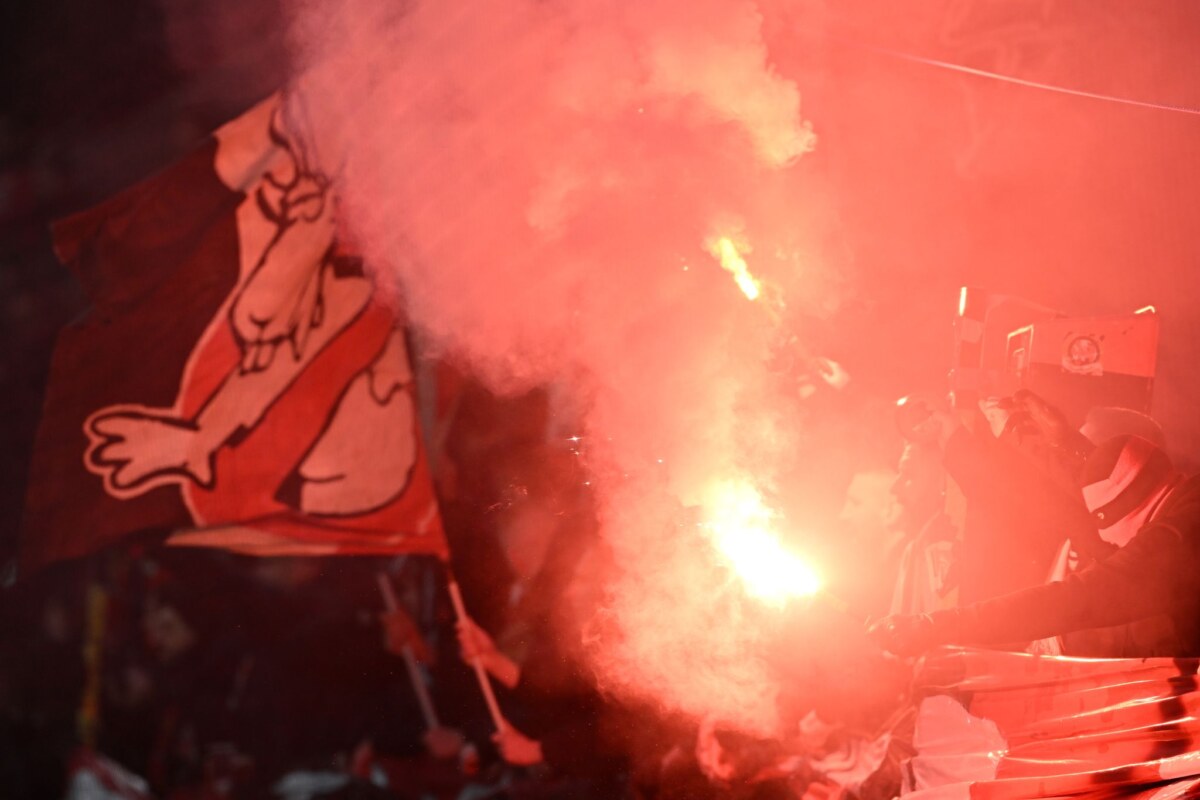Bayer Leverkusen - 1. FC Köln Für von Fans gezündete Pyrotechnik unter anderem im DFB-Pokalspiel gegen den 1. FC Köln muss Bayer Leverkusen zahlen.