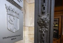 Die Staatsanwaltschaft wirft dem Mann Amtsanmaßung und Körperverletzung vor. (Symbolbild) 