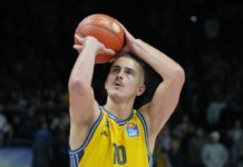 Alba-Flügelspieler Tim Schneider kann am Sonntag nur abwarten, wo sein Team am Ende Punkterunde landet