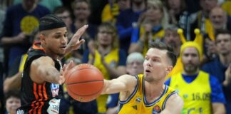 Alba-Kapitän Martin Hermannsson im Duell mit Ulms Alfonso Plummer
