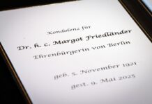 Das Kondolenzbuch für Margot Friedländer liegt seit Dienstag im Roten Rathaus aus. 