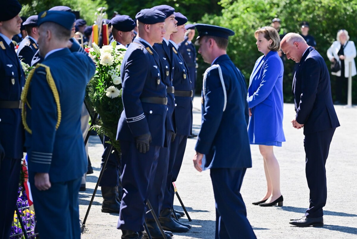 76. Jahrestag der Beendigung der Luftbrücke Berlins Regierender Bürgermeister Kai Wegner (rechts) würdigte den Einsatz der Alliierten während der Berliner Luftbrücke.