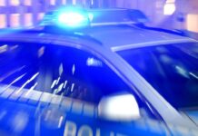 Nachdem Räuber den Betreiber einer privaten Schließfachanlage überfallen haben, ermittelt die Polizei. (Symbolbild)