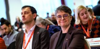 Die beiden SPD-Landesvorsitzenden Martin Hikel und Nicola Böcker-Giannini begrüßen beim Landesparteitag die Delegierten. (Archivfoto) 