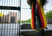 Der Kranz der Bundesregierung steht vor dem Eingang des sowjetischen Ehrenmals in der Schönholzer Heide.