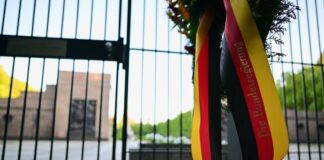 Der Kranz der Bundesregierung steht vor dem Eingang des sowjetischen Ehrenmals in der Schönholzer Heide.