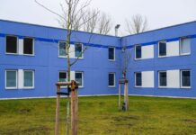 Ein Gebäude für das sogenannte Dublin-Zentrum auf dem Gelände der Zentralen Ausländerbehörde in Eisenhüttenstadt. Das Zentrum soll Platz für 250 Menschen bieten. (Archivbild) 