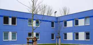 Ein Gebäude für das sogenannte Dublin-Zentrum auf dem Gelände der Zentralen Ausländerbehörde in Eisenhüttenstadt. Das Zentrum soll Platz für 250 Menschen bieten. (Archivbild) 