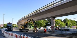 Die Sperrung der Brücke an der Wuhlheide hat große Verkehrsprobleme zur Folge. (Archivbild) 