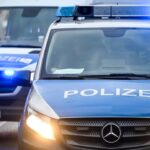 Ein totes Baby wird in Berlin an einem Gehweg gefunden, die Polizei ermittelt.