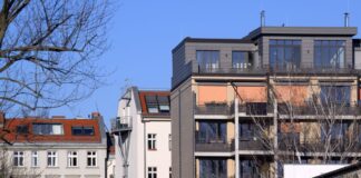 Der Mieterverein Berlin fordert mehr Regulierung des Wohnungsmarktes, um die steigenden Mieten zu bremsen. (Archivbild) 