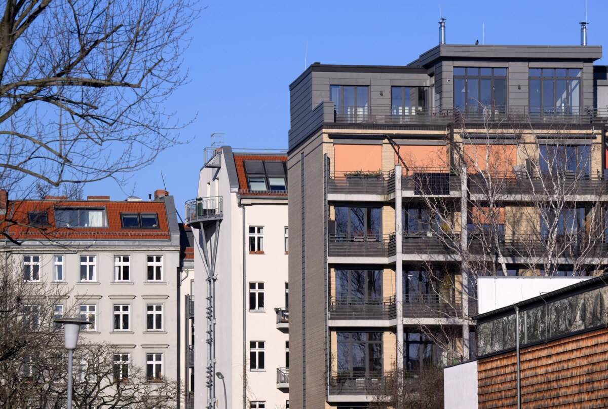 Wohnhäuser in Berlin Der Mieterverein Berlin fordert mehr Regulierung des Wohnungsmarktes, um die steigenden Mieten zu bremsen. (Archivbild)