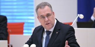 Der innenpolitische Sprecher der CDU-Fraktion im Landtag von Brandenburg, Rainer Genilke, hat noch viele Fragen an die SPD-Innenministerin nach der Entlassung des Verfassungsschutzchefs. (Archivbild) 