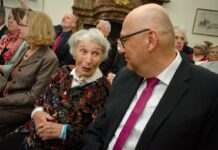 Der Direktor des Berliner Projekts «Lebensmelodien», Michael Raddatz (r), im Gespräch mit der Holocaust-Überlebenden Michaela Vidlakova (M) im Rahmen des Konzerts für Holocaust-Überlebende im Kuppelsaal der deutschen Botschaft.