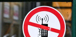 Brandenburgs Grund- und Förderschulen sind während des Unterrichts bald handyfreie Zone. (Archivbild)