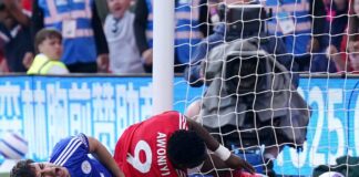 Forest-Stürmer Awoniyi (r) verletzte sich im Spiel gegen Leicester City, als er gegen den Pfosten prallte.