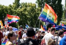 Hunderte Menschen ziehen am Samstagnachmittag für Vielfalt und Toleranz durch Marzahn. 