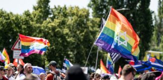 Hunderte Menschen ziehen am Samstagnachmittag für Vielfalt und Toleranz durch Marzahn. 