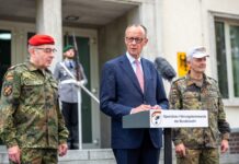 Kanzler Merz warnt vor falschem Sicherheitsgefühl und verlangt mehr Verteidigungsanstrengungen. Begrüßt wurde der CDU-Politiker von Carsten Breuer (l), Generalinspekteur der Bundeswehr, und Alexander Sollfrank (r), Befehlshaber des Führungskommandos.