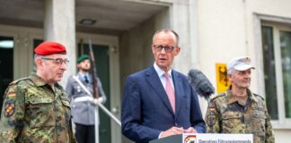Kanzler Merz warnt vor falschem Sicherheitsgefühl und verlangt mehr Verteidigungsanstrengungen. Begrüßt wurde der CDU-Politiker von Carsten Breuer (l), Generalinspekteur der Bundeswehr, und Alexander Sollfrank (r), Befehlshaber des Führungskommandos.