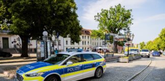 Die Polizei sucht weiterhin nach den teils vermummten Männern, die eine Kundgebung gegen rechts in Bad Freienwalde angegriffen haben.
