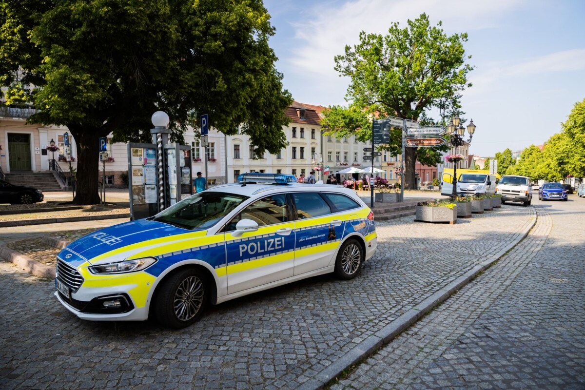 Bewaffnete Vermummte greifen Kundgebung gegen Rechts an Die Polizei sucht weiterhin nach den teils vermummten Männern, die eine Kundgebung gegen rechts in Bad Freienwalde angegriffen haben.