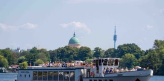 In Potsdam gibt es viele Parks, die ein schattiges Plätzchen bieten (Archivbild).