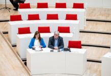 Bei der Feierstunde des Brandenburger Landtags ist die BSW-Fraktion nur mit zwei Abgeordneten vertreten. 